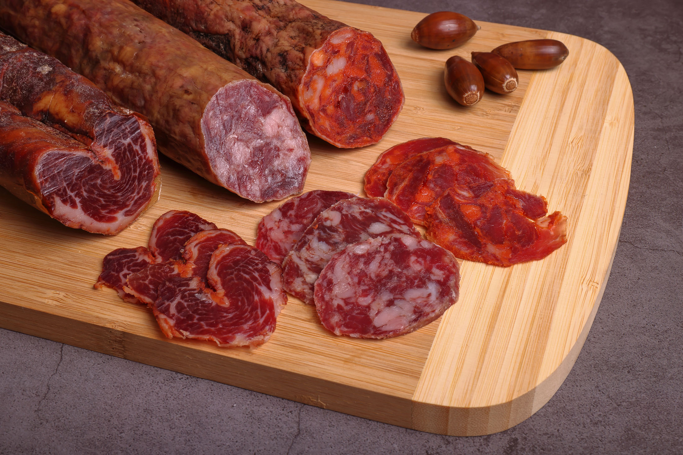 Iberian,Sausage,,Iberian,Chorizo,And,Iberian,Tenderloin,On,Cutting,Board embutidos jamones juan márquez e hijos